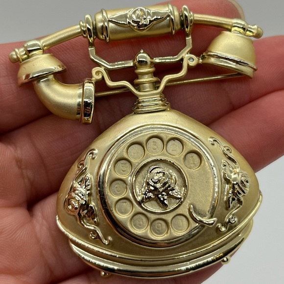A Signed and Weighted Brushed Gold-Tone AJC Antique-Style Rotary Phone Brooch - Picture 2 of 11